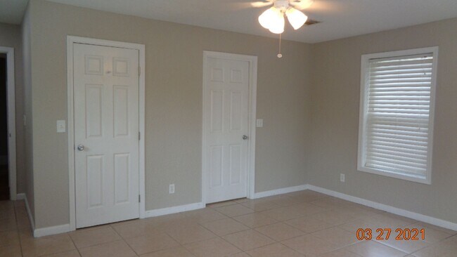 Building Photo - Centrally Located Fort Walton Beach Home with Great Base Accessibility!