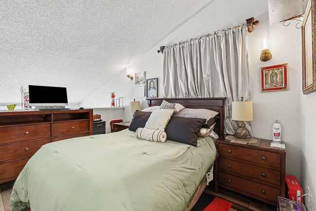 Building Photo - Updated 2 bed 2.5 bath End Unit Townhome in Lochmoor!