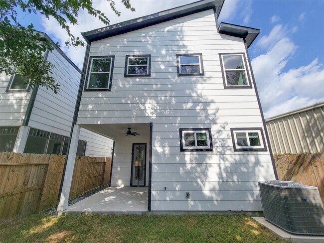 Building Photo - 5019 Creekmont Dr