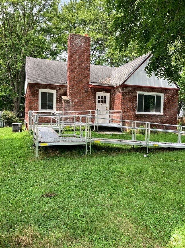Building Photo - Spacious 5 bed, 2 bath classic brick home