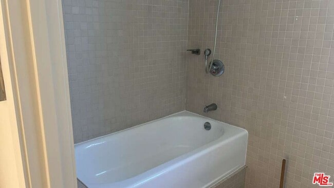 Building Photo - 800 Hampton Dr