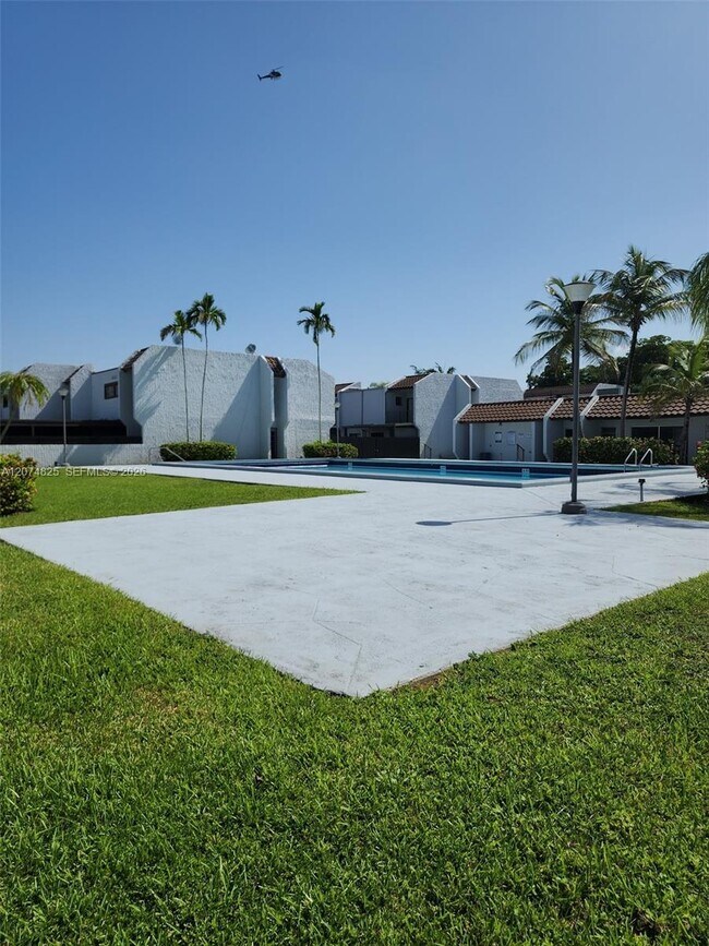Building Photo - 6518 Kendale Lakes Dr