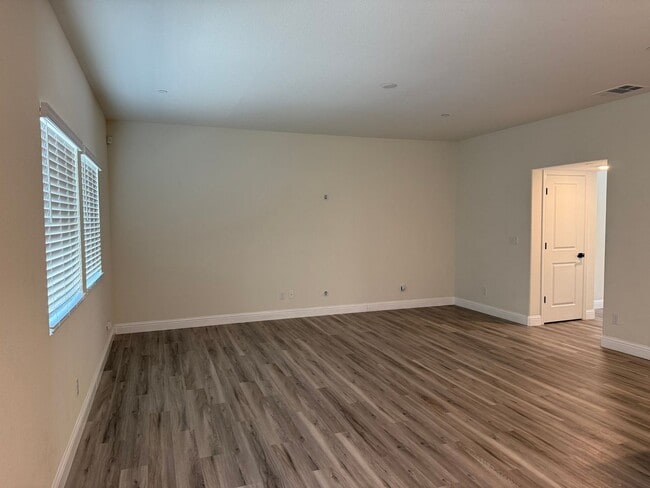 Building Photo - Beautiful 4 bed 2.5 bath in Sacramento!