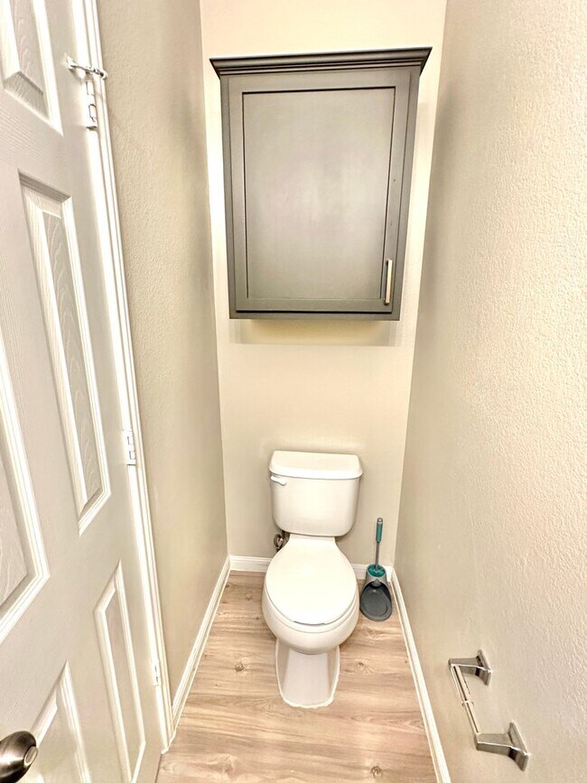 Building Photo - Stunning 4-Bedroom Home in the Desirable S...