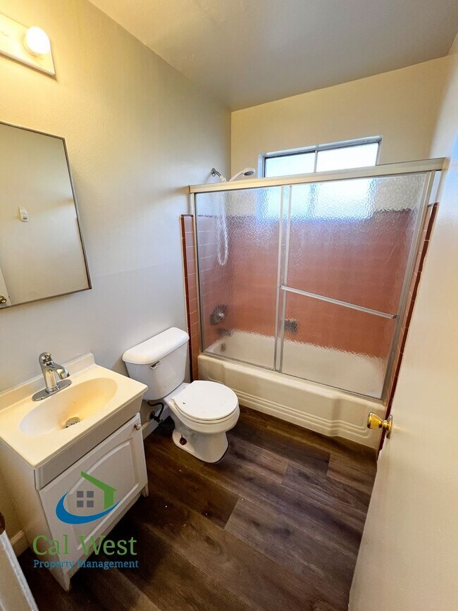 Building Photo - $1995 - Cozy 1/1 located near the Rose Garden