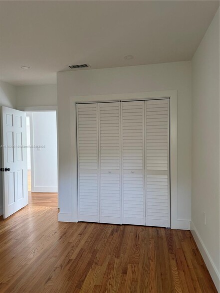 Building Photo - 547 Giralda Ave