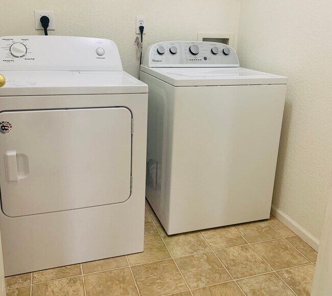 Building Photo - 3 Bedroom 2 Bathroom Townhome Close to DIA