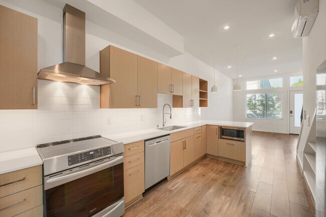 Building Photo - Stunning 2bed/2bath Townhome in Convenient Seattle Location!