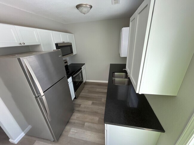 Building Photo - 301 W 7th St