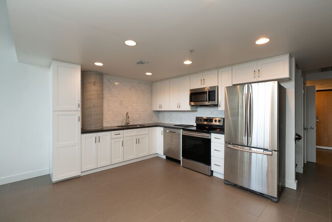 Building Photo - +++ LOOK NO FURTHER STUNNING 1BD LOFT WITH...