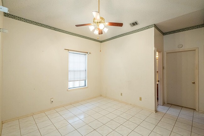 Building Photo - 2006 Piedra China St