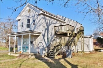 Building Photo - Cute upstairs home