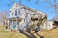Building Photo - Cute upstairs home