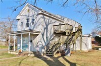 Building Photo - Cute upstairs home