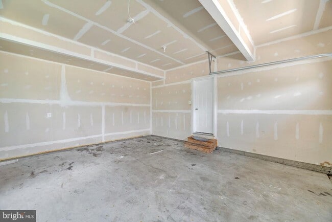 Building Photo - 8008 Hubble Dr