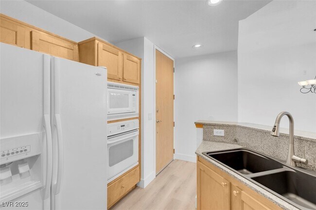 Building Photo - 75 E Agate Ave