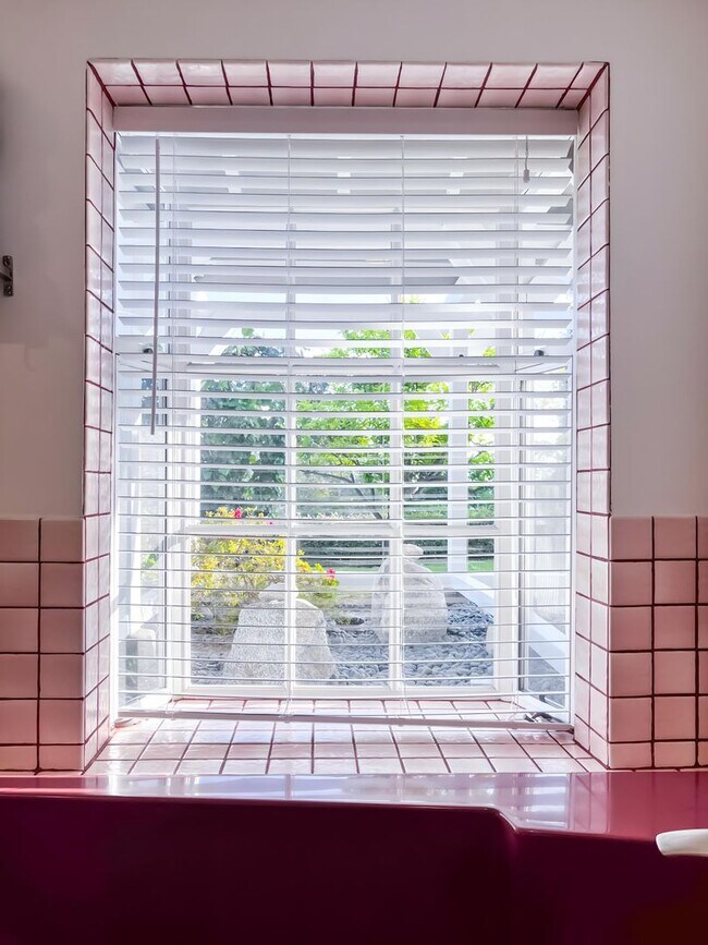 Building Photo - Unbelievable Furnished Studio Lease in WeH...