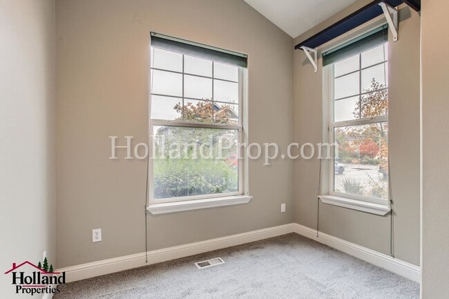 Building Photo - Bright & Spacious 3-Bedroom Hillsboro Home Backing to Green Space!