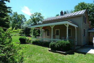 Building Photo - Charming Two-Bedroom Home in a Peaceful Wo...