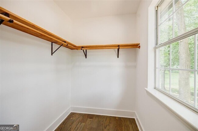 Building Photo - 2749 Memorial Dr SE