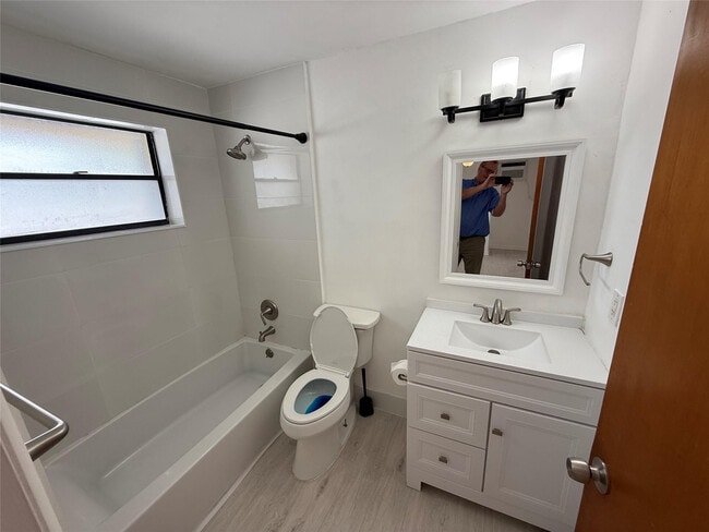 Building Photo - 347 Elm St