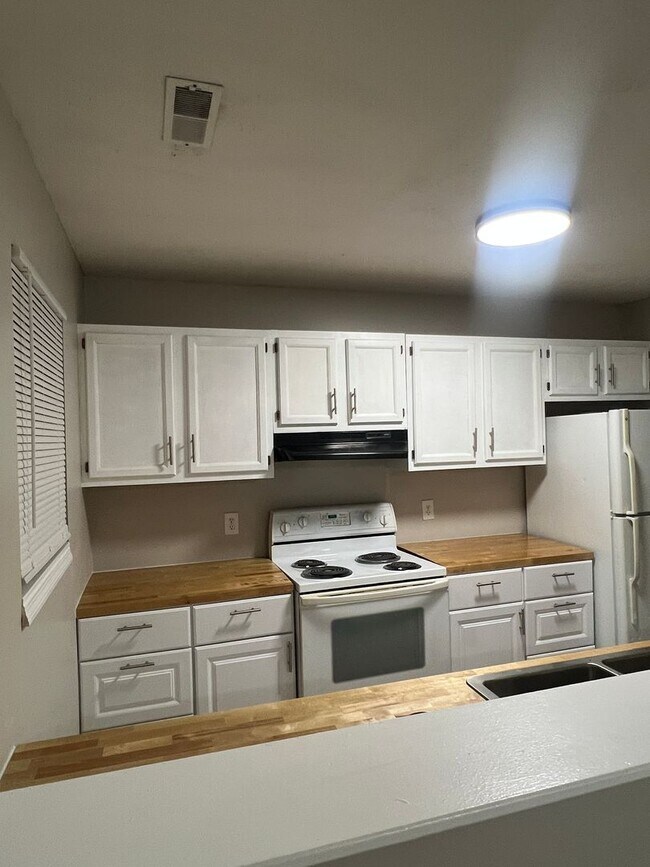 Building Photo - 3 Bed newly remodeled, single-family home located in the vibrant city of Indianapolis!