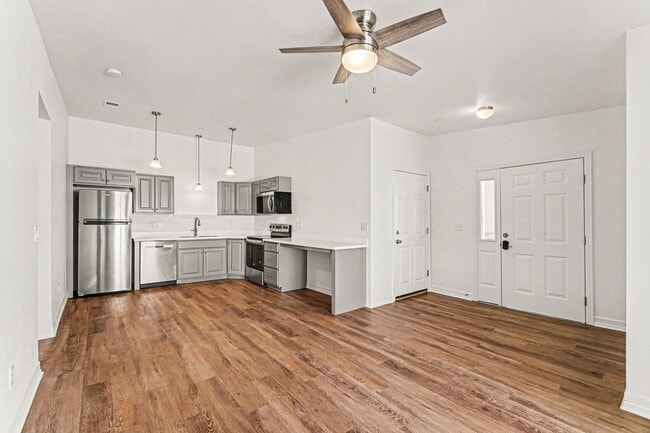 Building Photo - 1201 Raven Pl