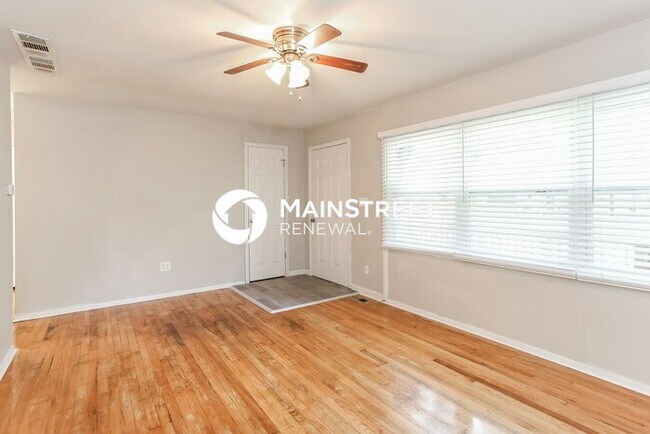Building Photo - 2 Bedroom Pet-Friendly Home in Kansas City, MO with Main Street Renewal