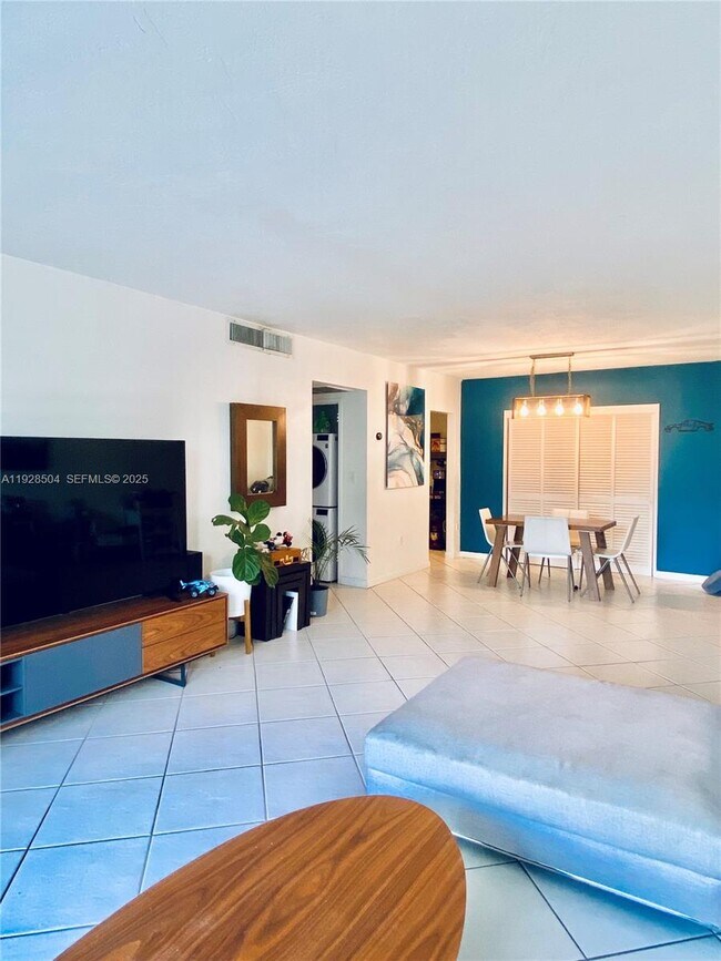 Building Photo - 10350 W Bay Harbor Dr