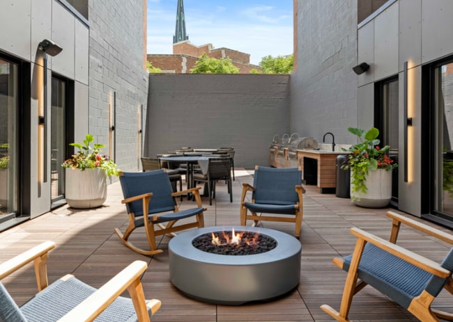 Building Photo - 1601 W Lake St