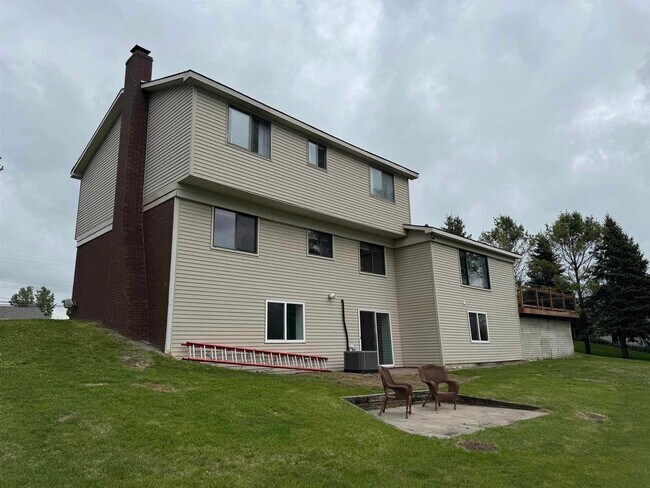 Building Photo - 92 Brookfield Dr