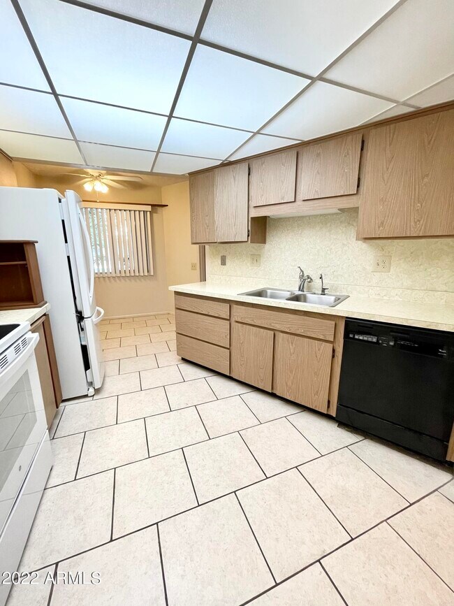 Building Photo - 10867 W Emerald Dr