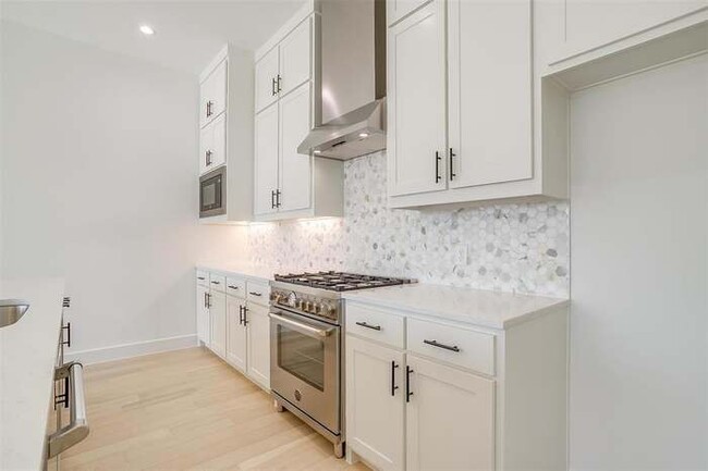 Kitchen - 711 W Abram St