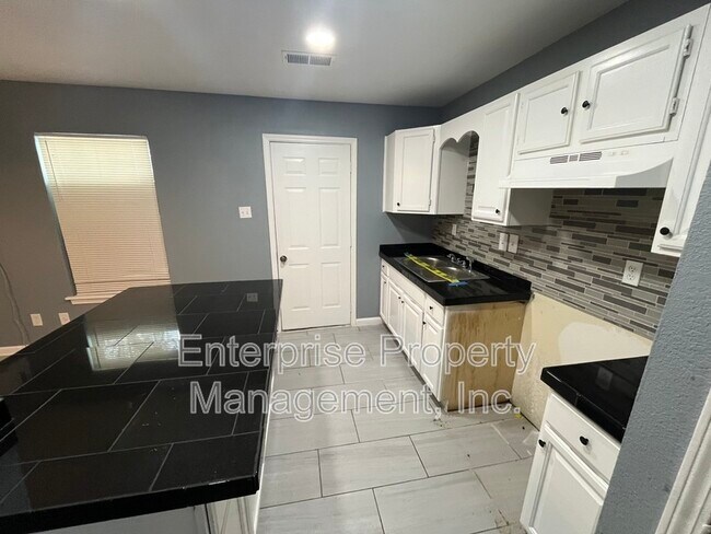 Building Photo - 3441 Piney Woods Ave