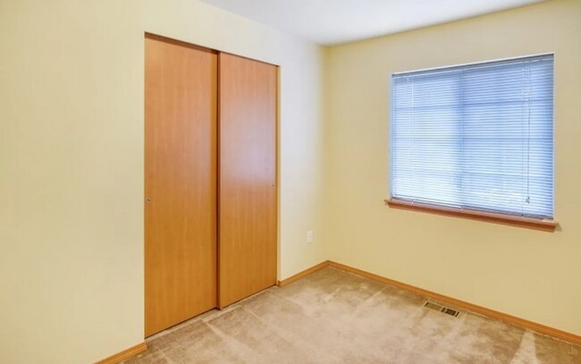 Building Photo - Spacious 3BD 2BA