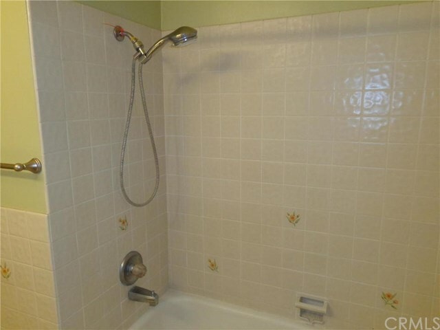 Building Photo - 464 E 6th Ave