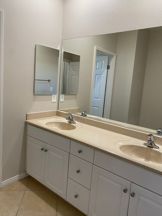 Building Photo - Beautiful 5 Bedroom Home in Murrieta Available!