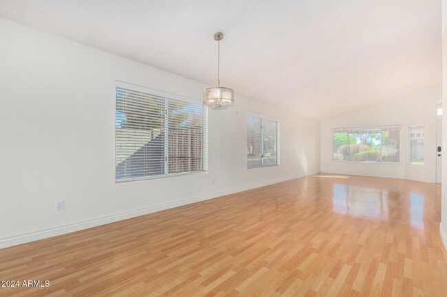 Building Photo - 8338 W Paradise Dr