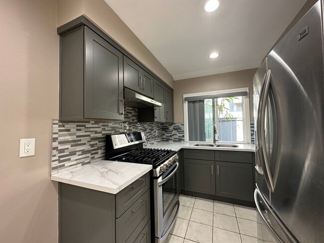 Building Photo - Charming Townhouse in South Coast Metro