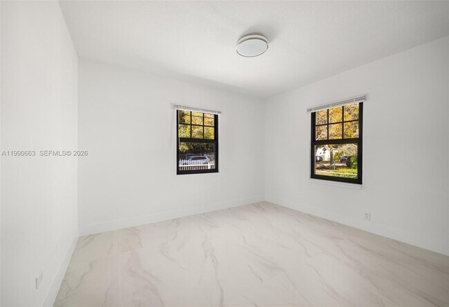 Building Photo - 3640 SW 13th St