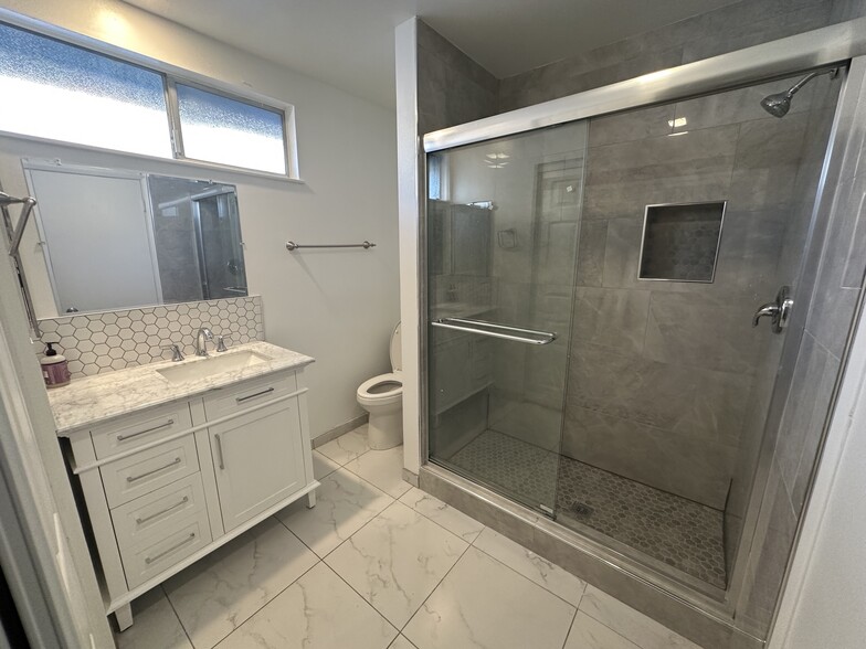 Master Bath - 24171 Laulhere Plz