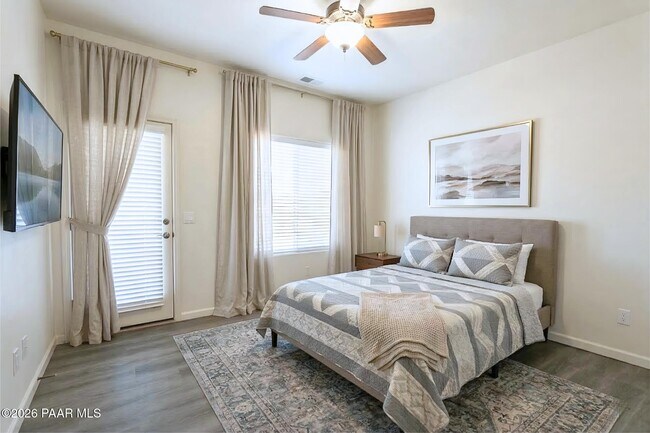 Building Photo - 988 Louie St