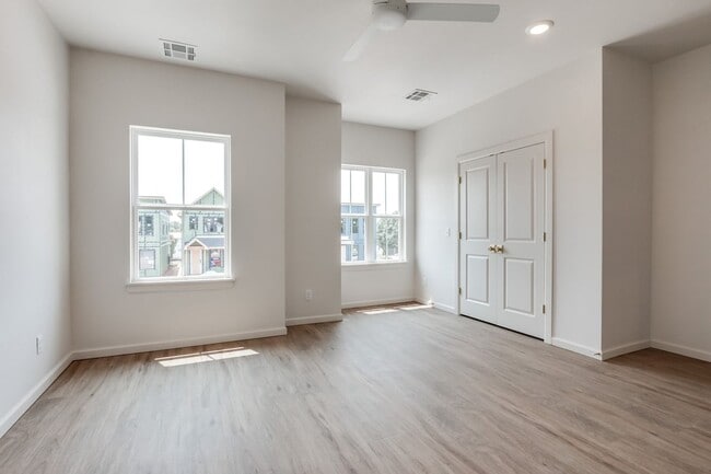 Building Photo - Urban living in Edmond