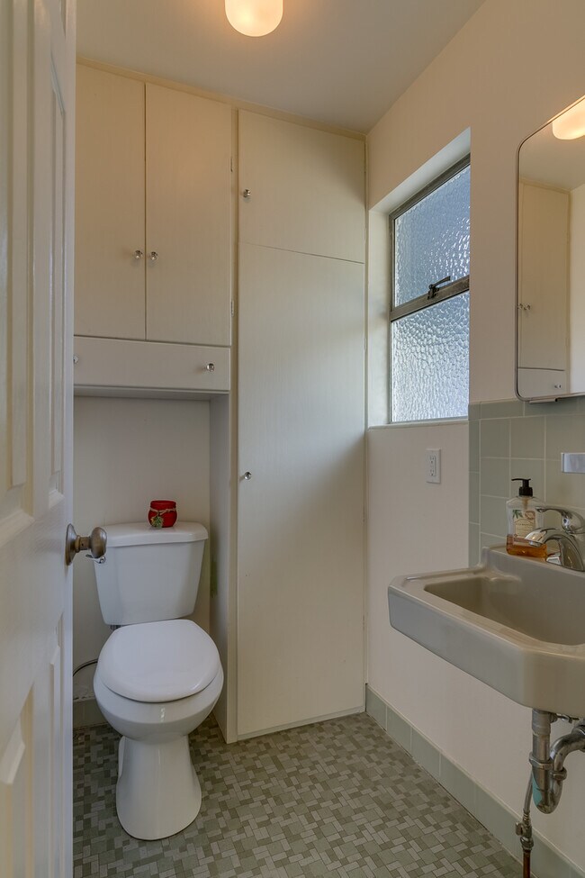 Building Photo - Mercer Island Rambler Available 2/1!