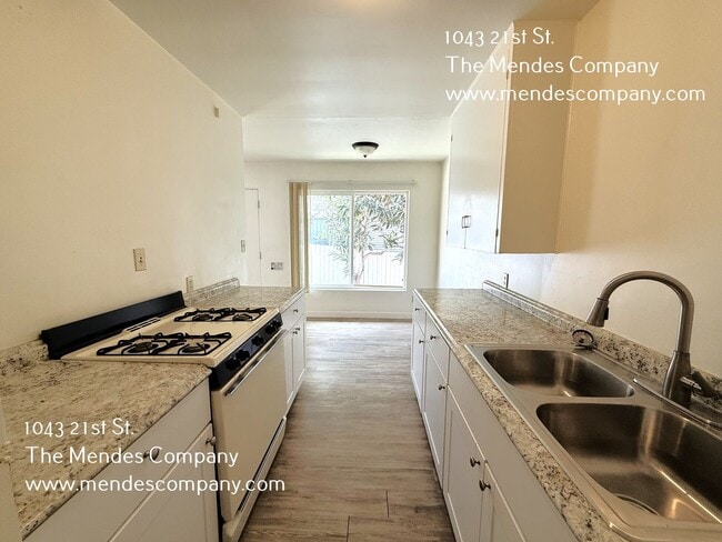 Building Photo - 1043 21st St