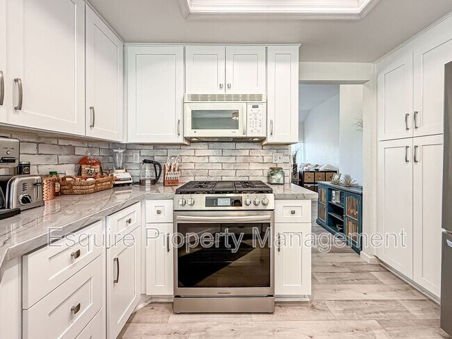Building Photo - 5965 Paseo Encantada