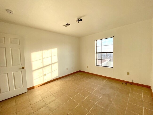 Building Photo - 110 Holly Ave