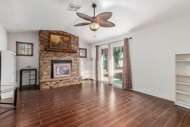 Building Photo - 3232 E Poinsettia Dr