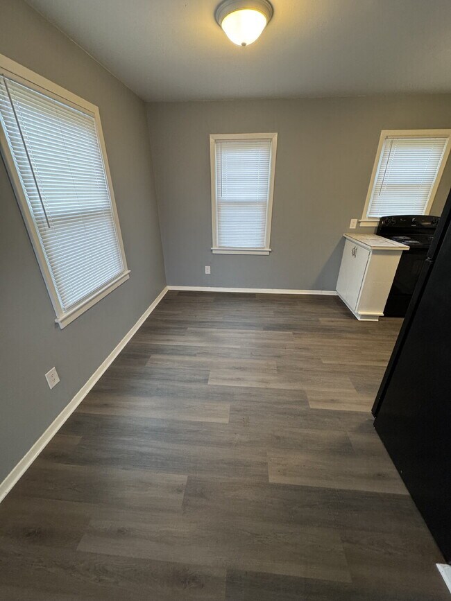 Building Photo - "Charming 1-Bed, -Bath Duplex Gem in Wichita – Spacious 625 Sq Ft Living!"