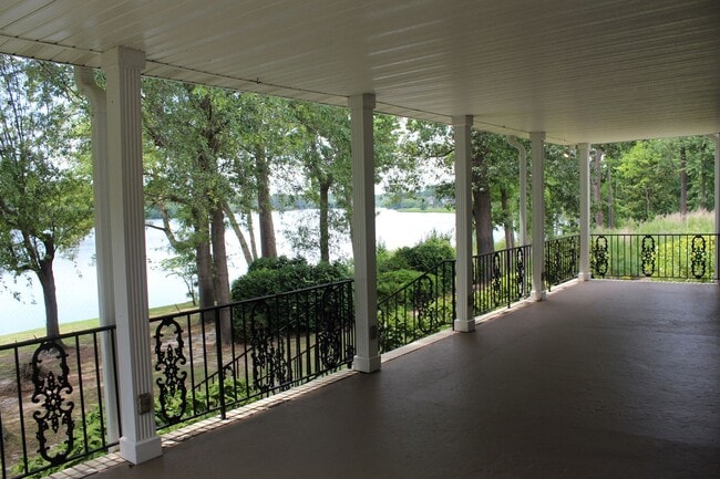 Building Photo - Spacious 4-Bedroom Home in Desirable Walnu...